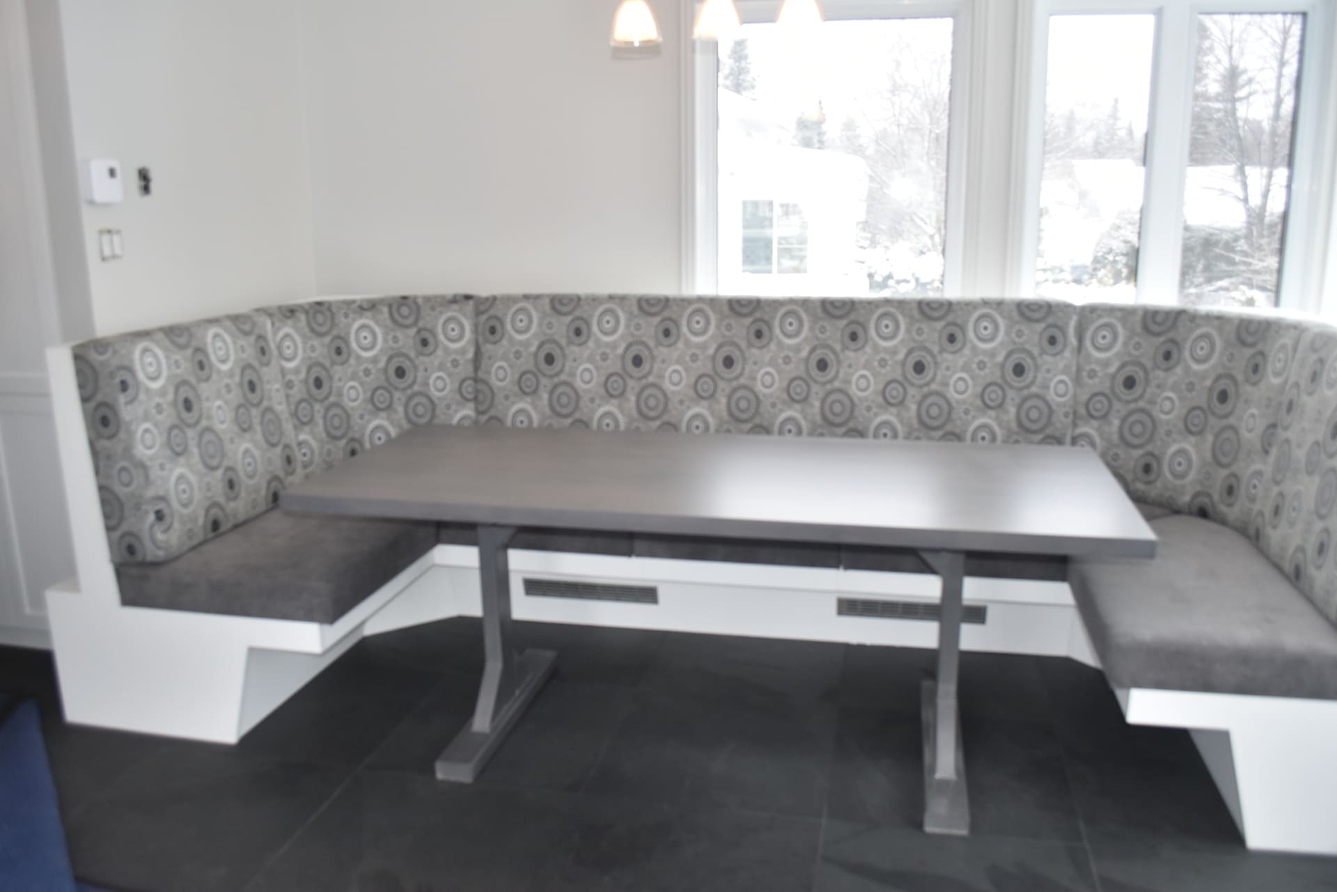 Banquette en mélamine - Ébénisterie et rembourrage Châteauguay
