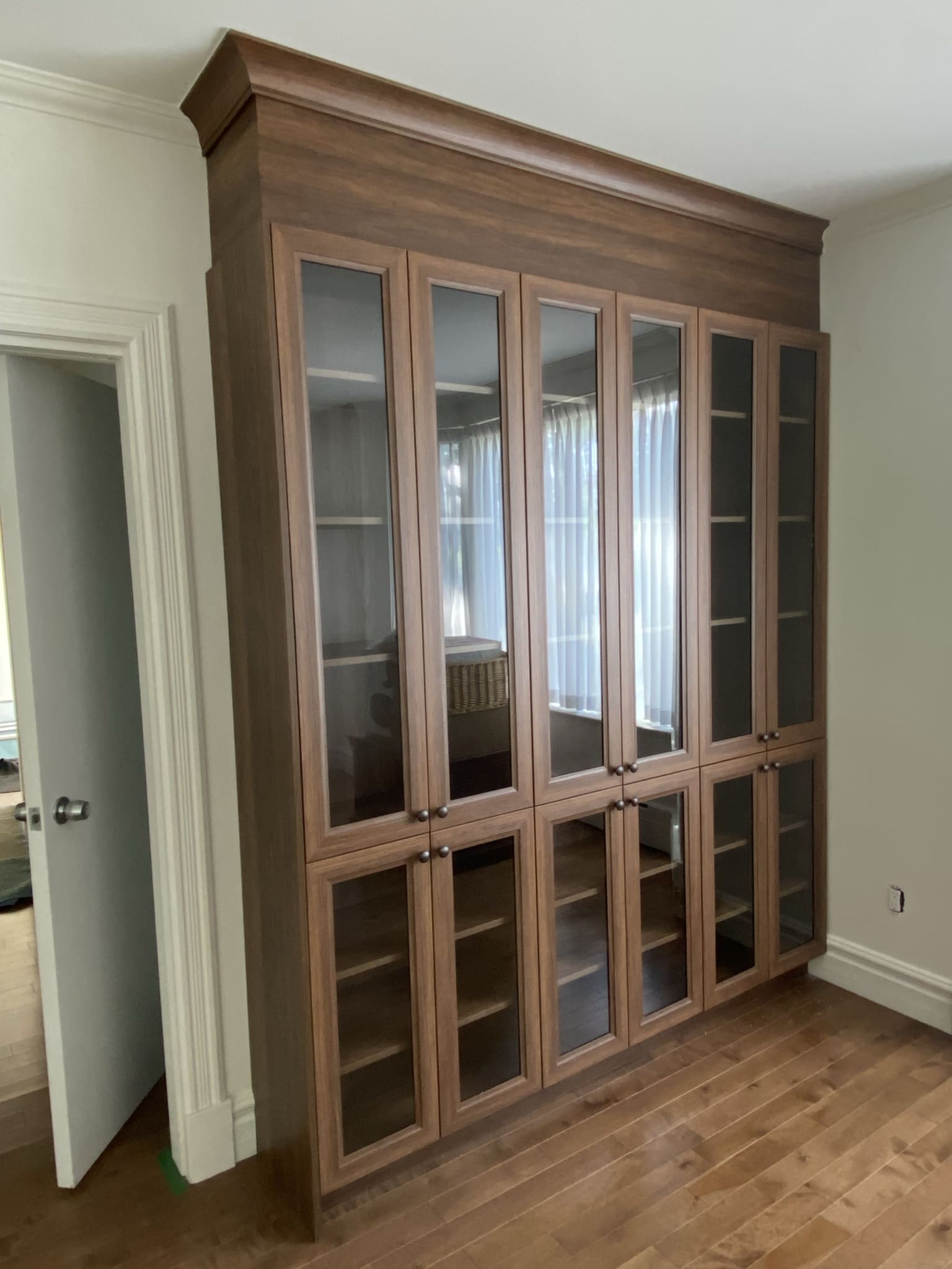 Armoire en mélamine et vitre - Ébénisterie et rembourrage Châteauguay