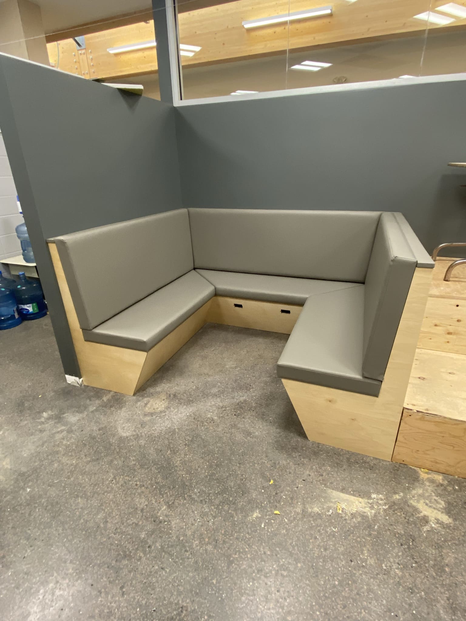Banquette en contreplaqué - Ébénisterie et rembourrage Châteauguay