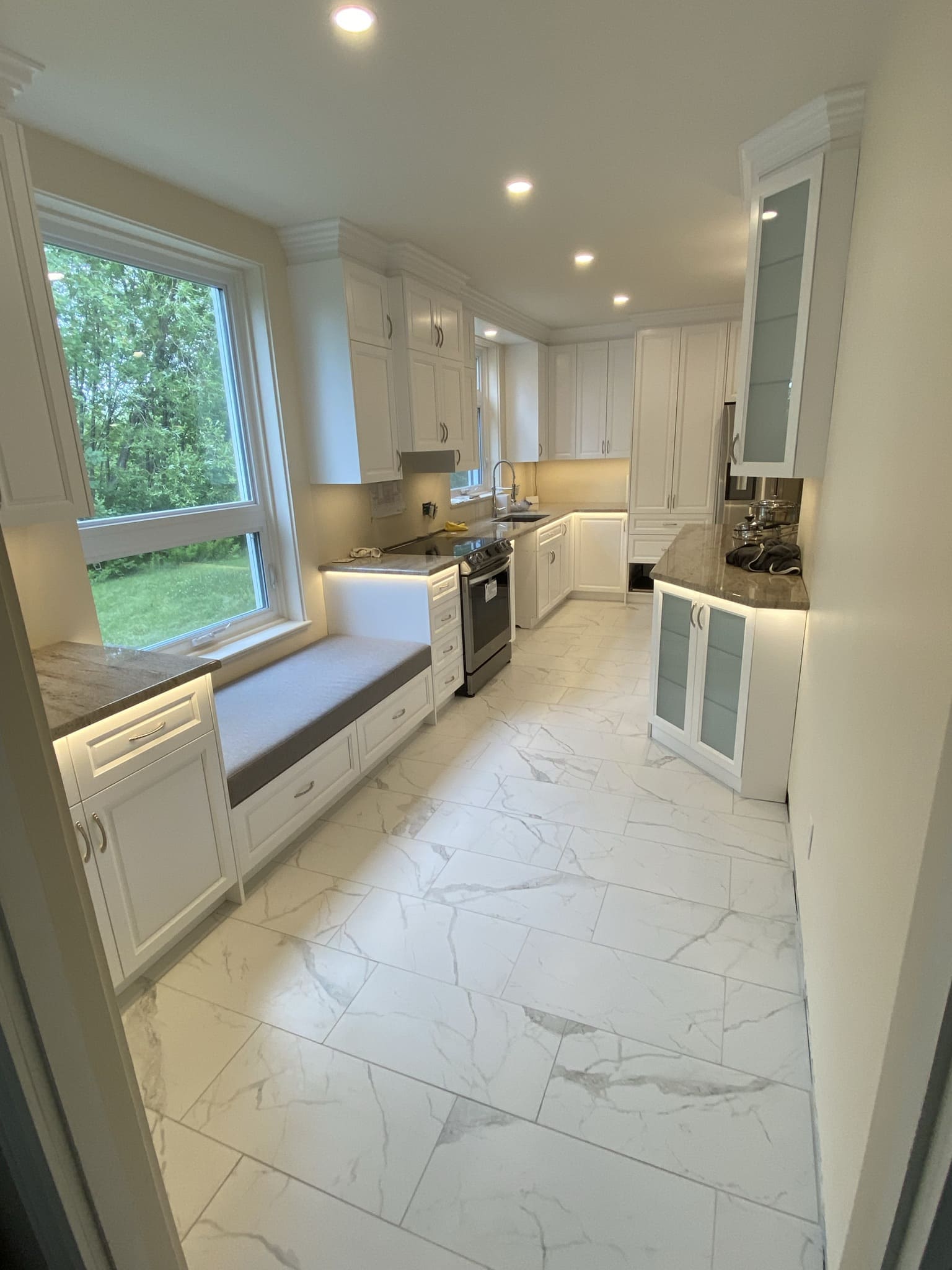 Armoires en merisier blanc - Ébénisterie et rembourrage Châteauguay